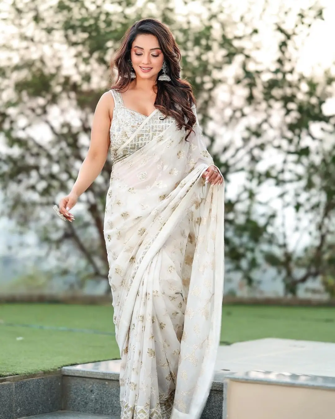 INDIAN GIRL ADAA KHAN IN TRADITIONAL WHITE SAREE SLEEVELESS BLOUSE 3